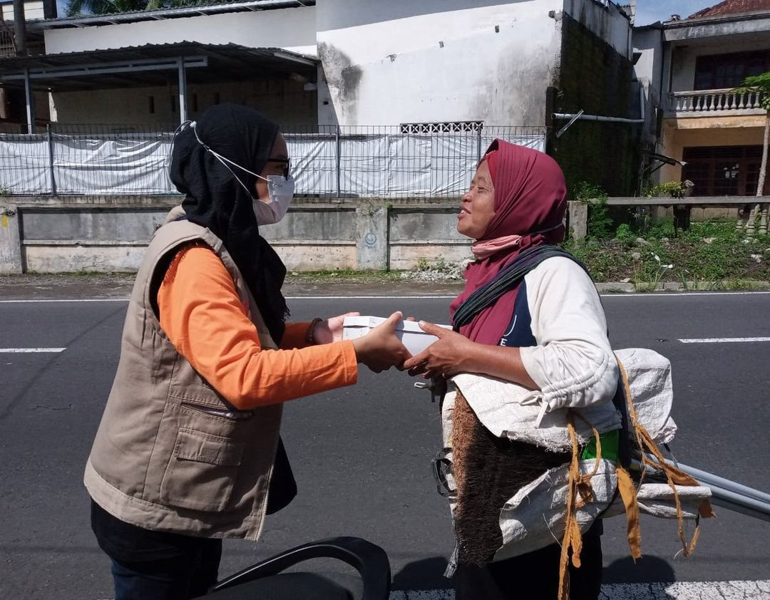Siaga Peduli Magelang Rutin Bagikan Paket Nasi Untuk Pejuang Nafkah di Jalanan