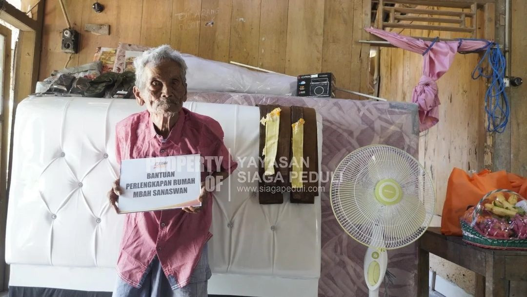 Bantuan Bulanan Untuk Mbah Sanaswan Penjual Sapu Lidi