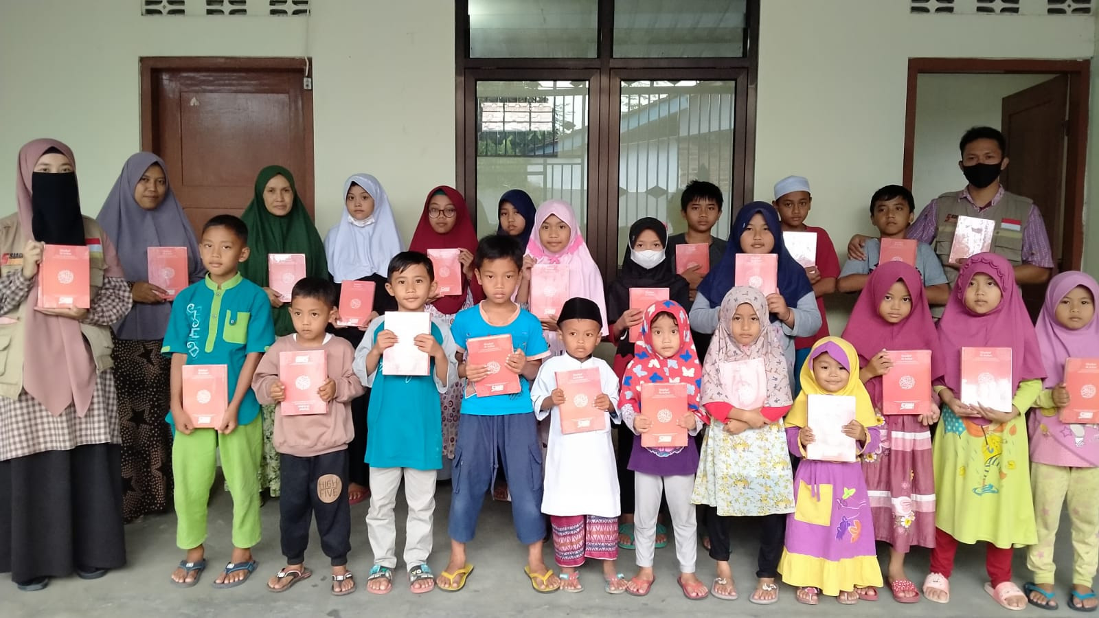 Siaga Peduli Temanggung Membagikan Al Qur'an untuk santri di TPQ Muhammadiyah, Lunge, Temanggung.