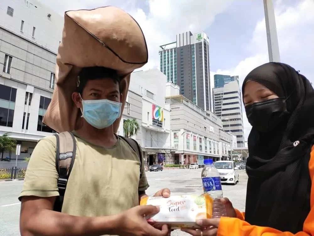 Siaga Peduli Malaysia Paket Makanan Siap Santap untuk Tunawisma dan Para Pekerja