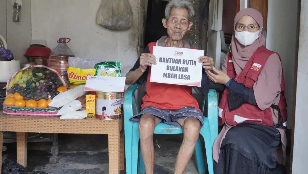 Siaga Peduli Kirimkan Bantuan Bulanan Untuk Mbah Lasa Lansia Sebatangkara