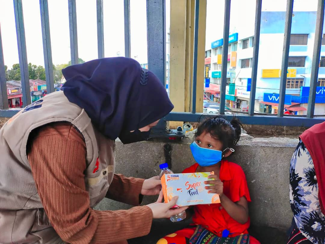 Siaga Peduli Malaysia Berbagi Makanan Siap Snatap Untuk Tunawisma dan Para Pekerja