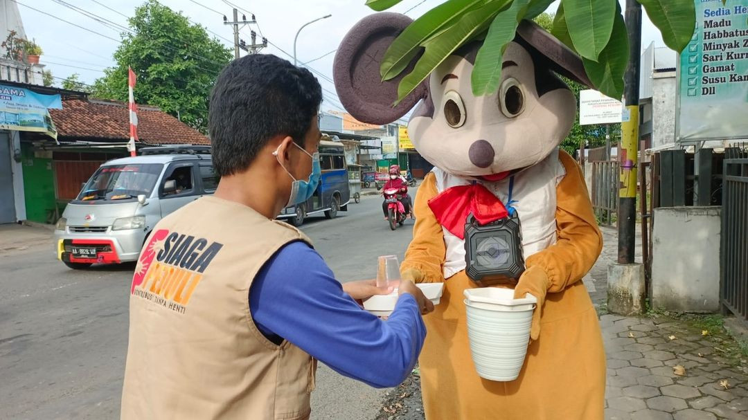 Berbagi Paket Nasi Siap Santap Untuk Masyarakat di Kab. Kebumen