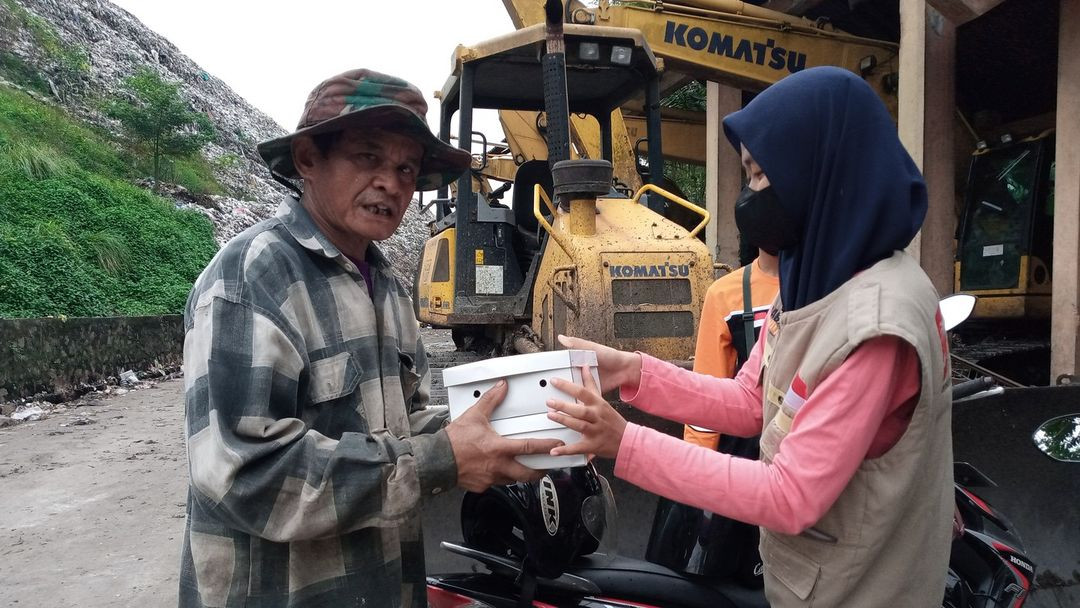 Siaga Peduli Magelang Membagikan Paket Siap Santap untuk Masyarakat yang Membutuhkan