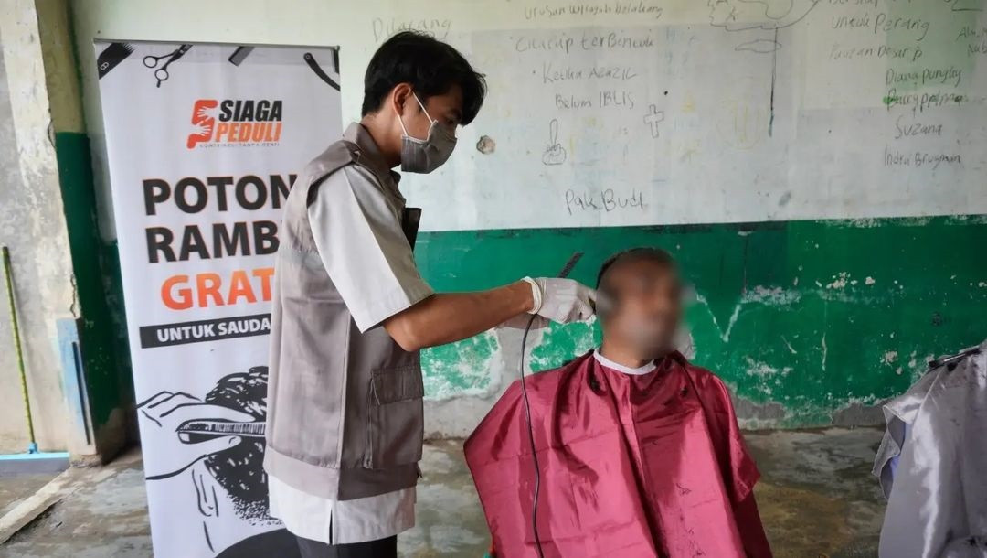 Potong Rambut dan Berbagi Makan Untuk Saudara ODGJ