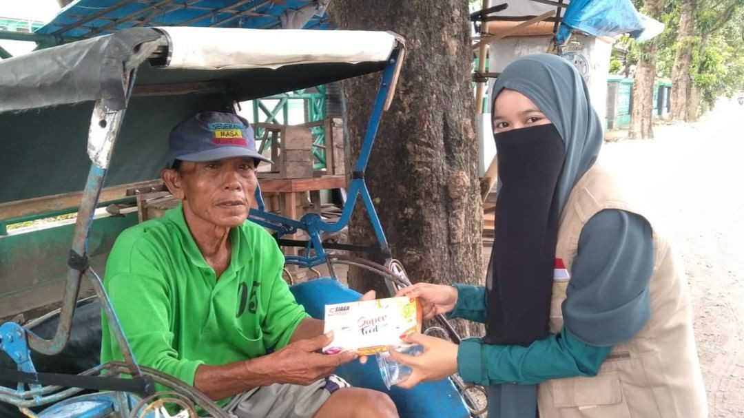 Siaga Peduli Tegal Berbagi Makanan Siap Santap Untuk Pejuang Nafkah di Jalan