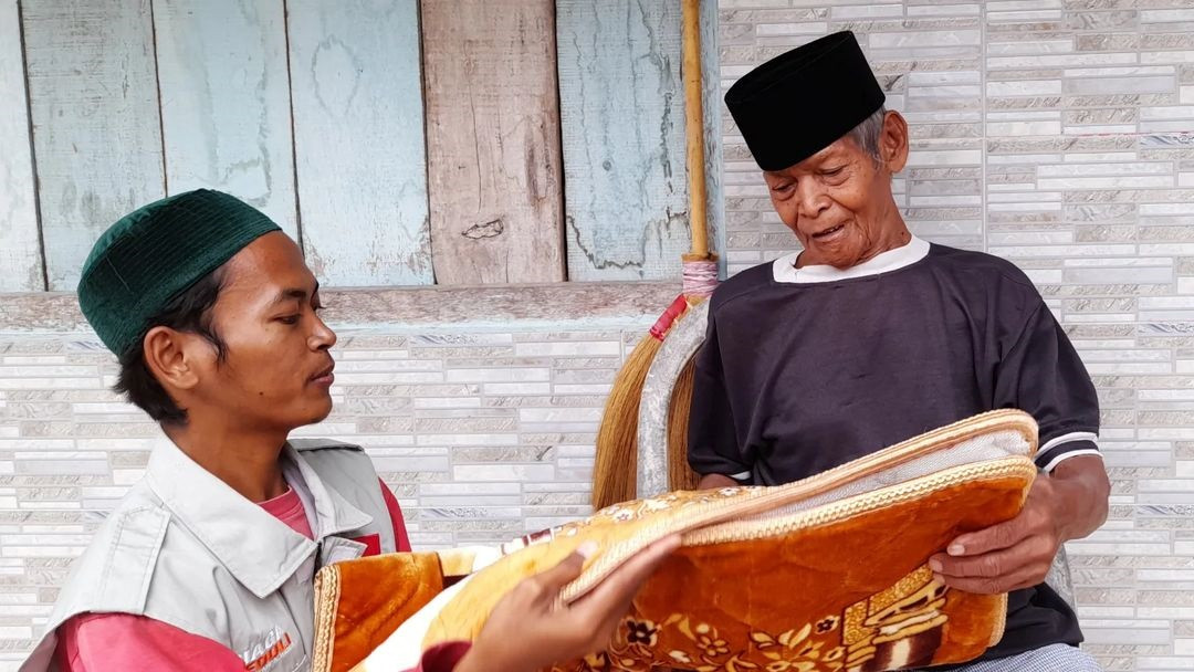 Perlengkapan Sholat Untuk Lansia Dhuafa, Sebatangkara di Kota Tegal