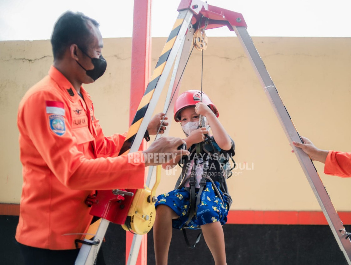 50 Adik Juara Pengenalan Peralatan Perlengkapan Penyelamat di Basarnas