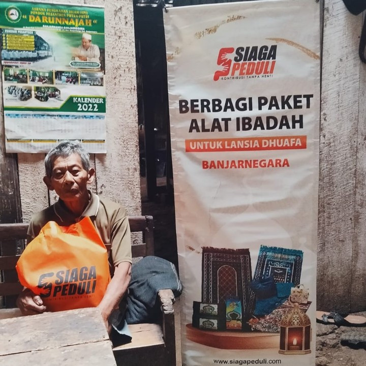Berbagi Peralatan Sholat untuk Lansia Dhuafa di Banjarnegara