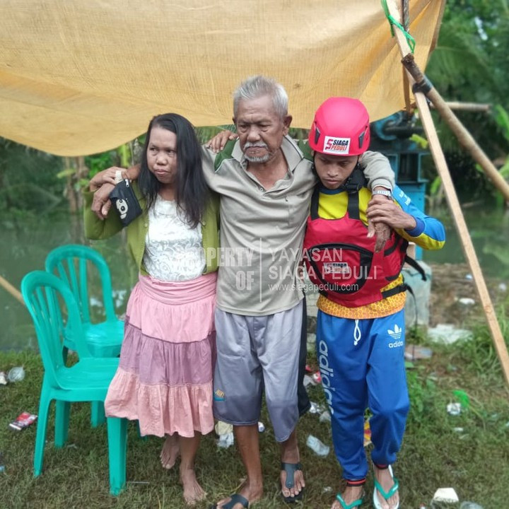 Tim Siaga Peduli Evakuasi Warga Terdampak Banjir di Nusawungi, Cilacap