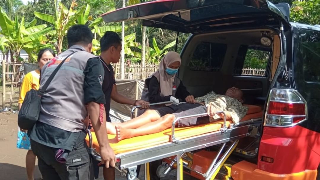 Layanan Ambulance untuk Warga Terdampak Banjir di Nusawungu, Cilacap