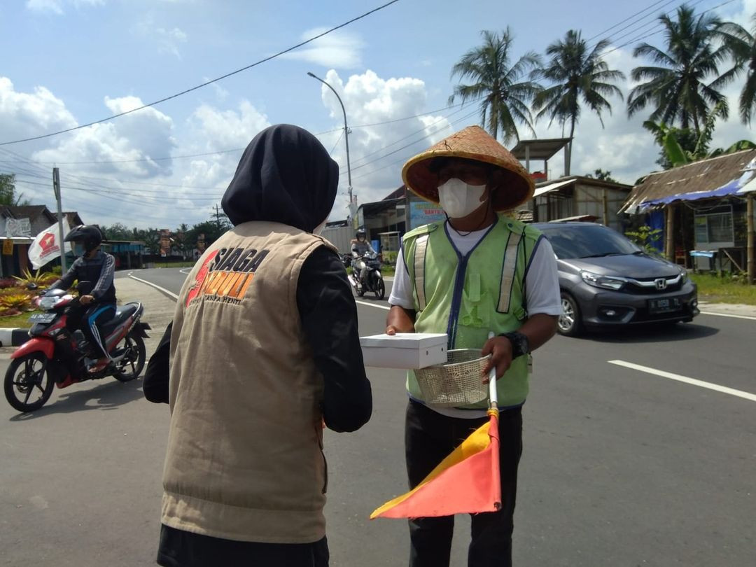 Siaga Peduli Magelang Berbagi Nasi Siap Santap Untuk Pejuang Keluarga