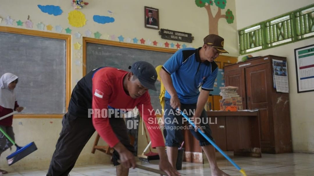 Tim SDE Bergerak Membersamai Penyitas Banjir Membersihkan Lumpur di SD N Banjareja