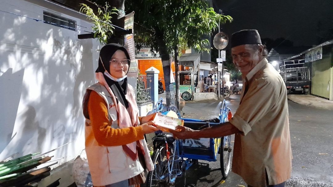 Siaga Peduli Tegal Membagikan Paket Buka Puasa untuk Pejuang Nafkah