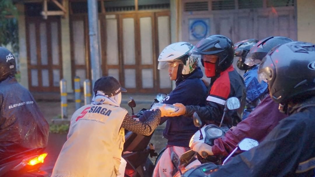 Siaga Peduli Temanggung Membagikan Ratusan Paket Tajil di Jl Sari Ayam, Parakan