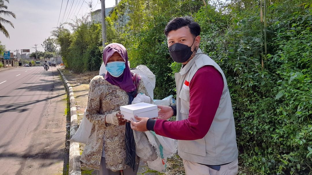 Paket Siap Santap Dibagikan Untuk Para Pejuang Nafkah di Magelang