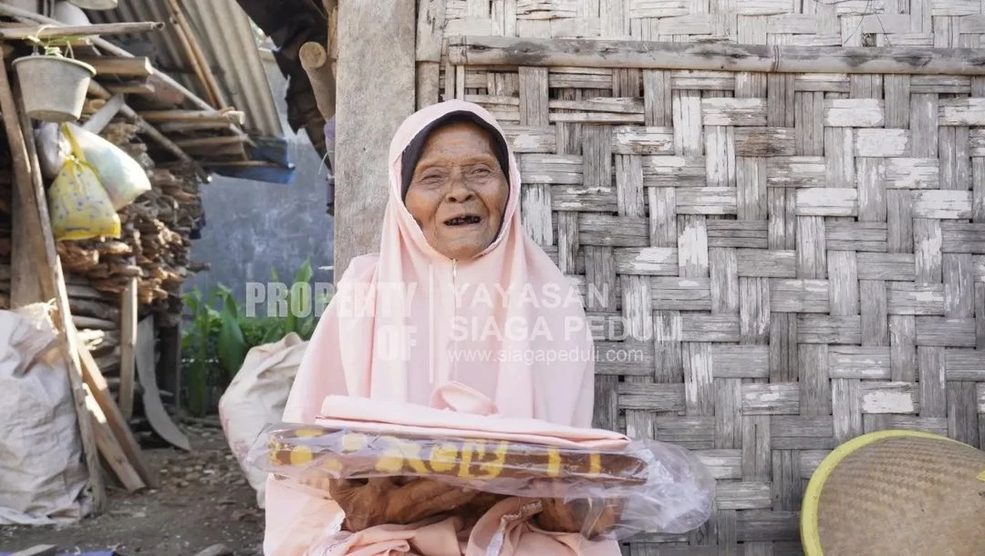 Paket Perlengkapan Ibadah (Peci, Mukena, Sarung, dan Sajadah) Untuk Mualim di Bulan Ramadhan
