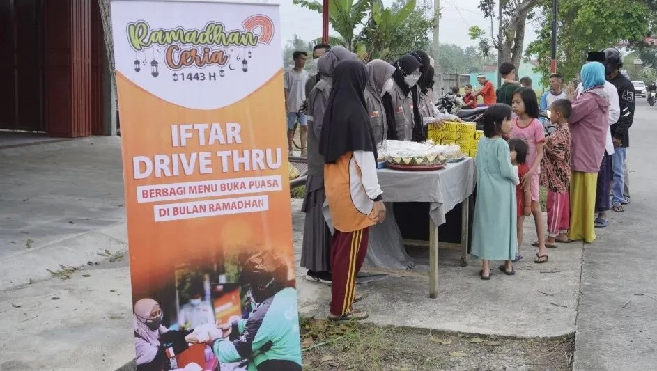 Berbagi Ifthar Drive Thru Untuk Masyarakat yang Sedah Perjalanan untuk Menyegerakan Buka Puasa