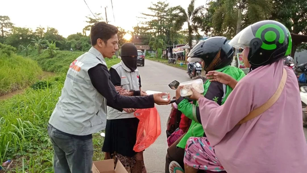 Membagikan Paket Buka Puasa Untuk Masyarakat di Jalan Nipah Nipah Kecamatan Tamangapa Antang, Makassar.