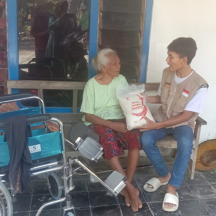 Siaga Peduli Membagikan Paket Beras Pangan Nusantara untuk Lansia dan Keluarga Pra Sejahtera di Desa Joktero Dukuh Lebak