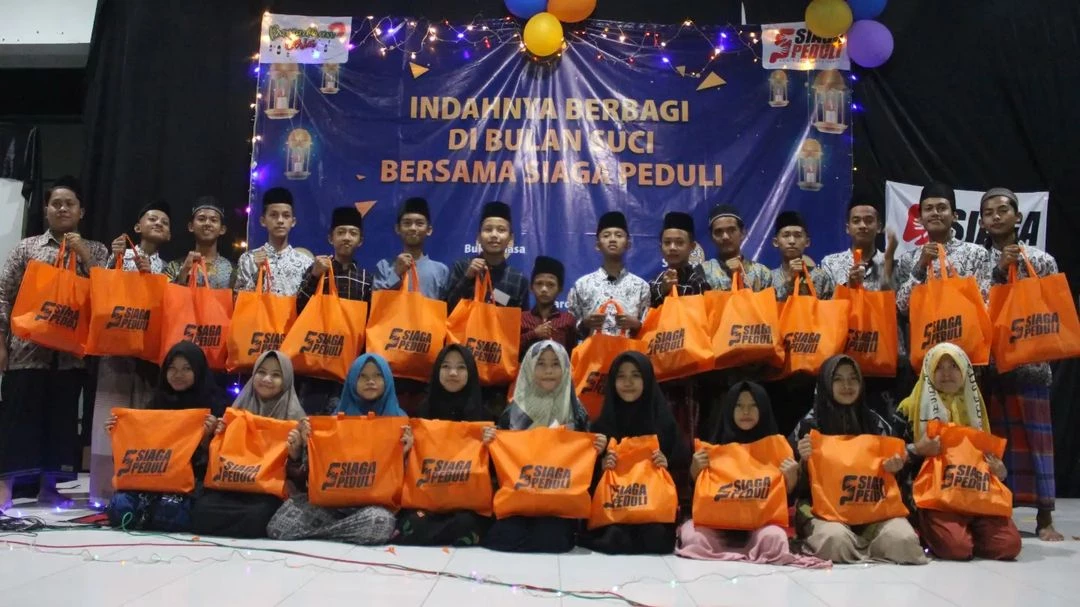 Siaga Peduli Kebumen Berbagi Paket Tas, Paperles, PMT untuk Adik Juara