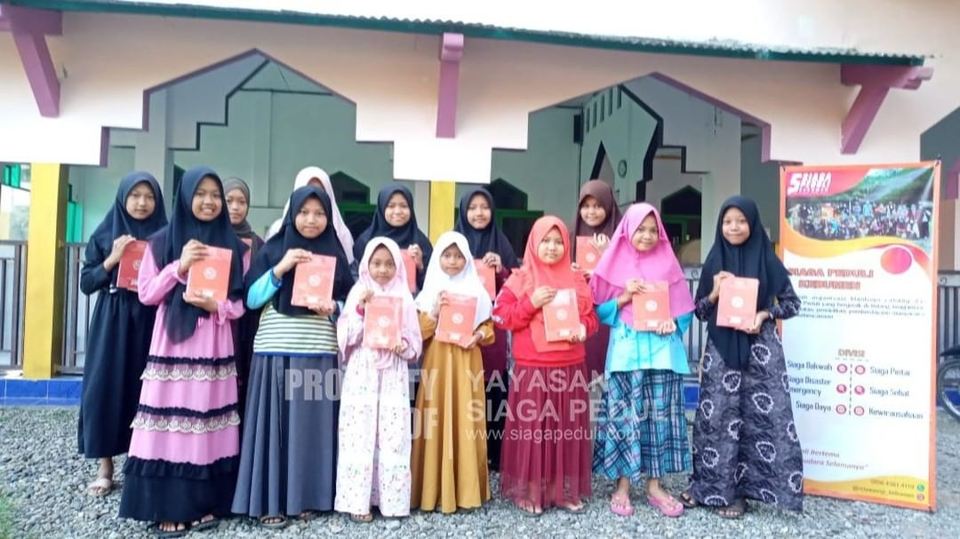 Siaga Peduli Kebumen Membagikan Al Qur'an Untuk Santri Madin Roudhatul Huda