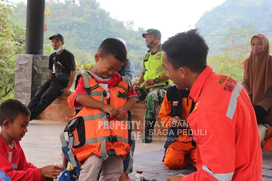 Tim SDE Siaga Peduli Goes To School