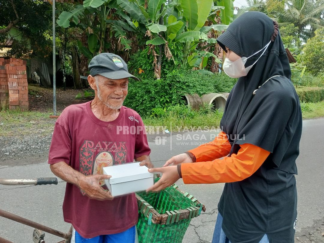 Siaga Peduli Membagikan Paket Makanan Siap Santap di Wilayah Kab. Magelang