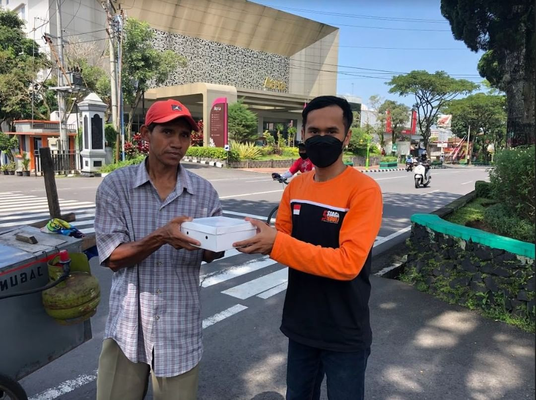 Siaga Peduli Kirimkan Paket Sekotak Nasi Menyatukan Hati (SNMH)