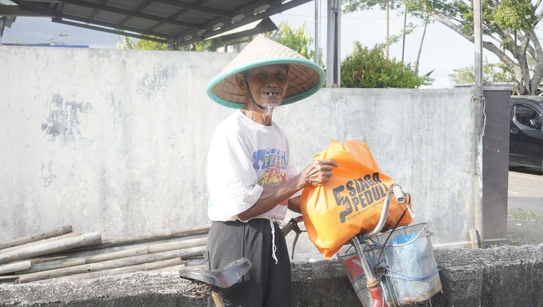 Siaga Peduli Membagikan Paket Sembako Keluarga Pra Sejahtera