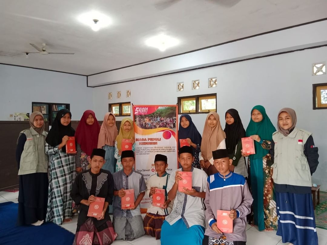 Syiar Al-Qur'an Untuk  Santiwan dan santriwati TPQ Darussalam Sruweng, Kebumen