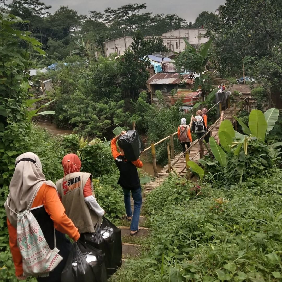 Sekotak Nasi Menyatukan Hati (SNMH) untuk masyarakat Kampung Pemulung