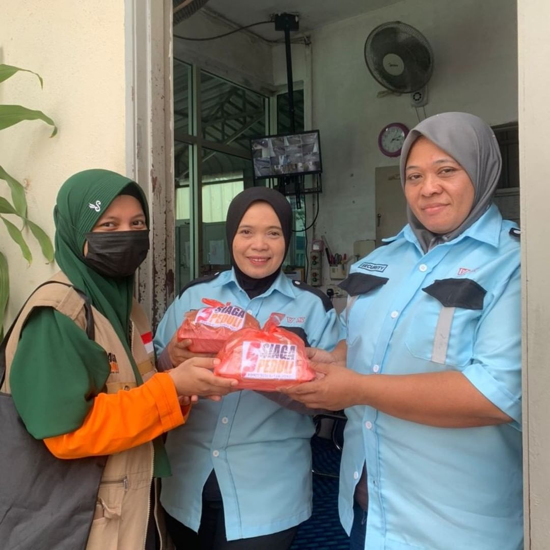 Membagi Nasi Bungkus Untuk Pejuang Nafkah di Malaysia
