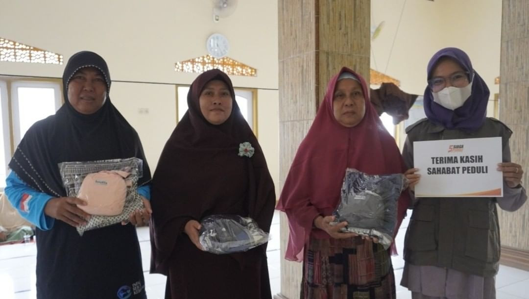 Berbagi Paket Perlengkapan Sholat Untuk Jamaah Masjid Al-Muttaqin, Kampung Laut, Cilacap