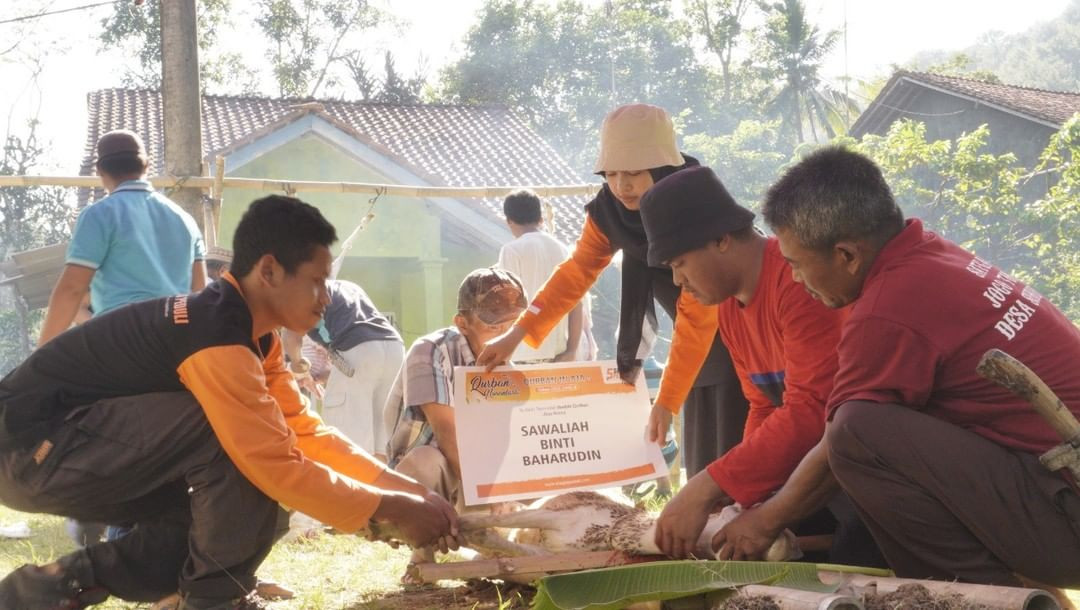 Proses penyembelihan hewan Qurban di Hari Pertama.
