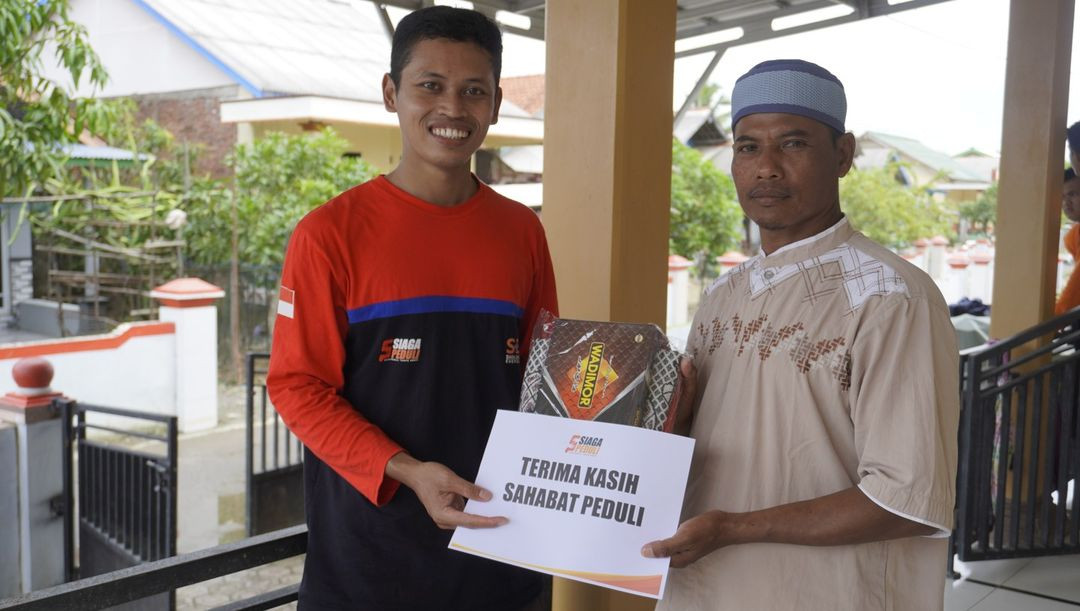 Berbagi Paket Perlengkapan Sholat untuk Mualim, Dhuafa di Kampung Laut, Cilacap