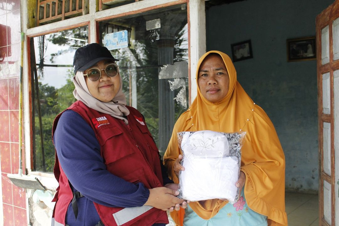 Perlengkapan Ibadah Untuk Keluarga Pra Sejahtera di Kampung Laut, Cilacap