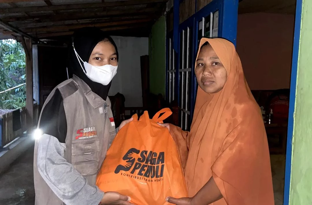 Siaga Peduli Kirimkan Paket Sembako Untuk Warga Tergenang Banjir dan Longsor di Citepus, Cilacap