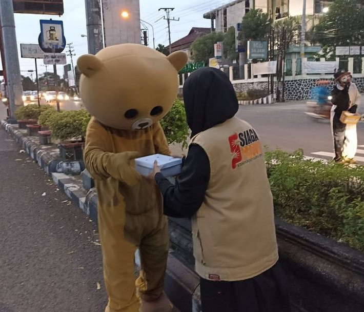 Siaga Peduli Klaten Berbagi Makanan Siap Santap Untuk Pejuang Nafkah di Klaten