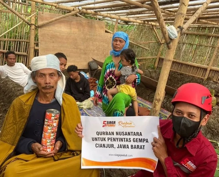 Tim Siaga Disaster Emergency Mendistribusikan Logistik Berupa Qurban Nusantara dan Beras Untuk Asupan Para Pengungsian Korban Gempa Cianjur.