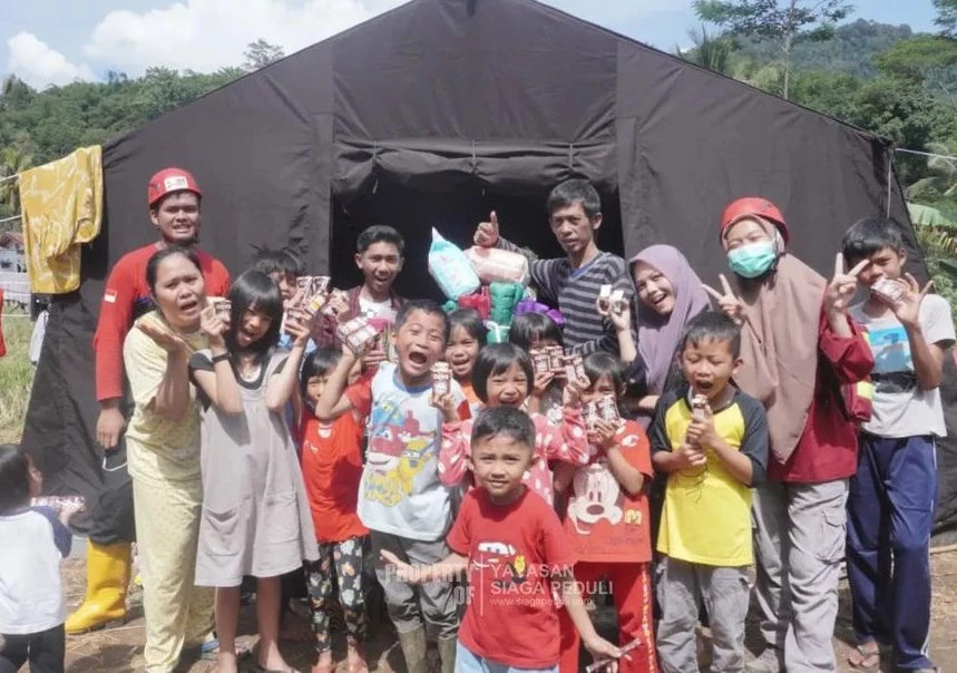 Tim Siaga Disaster Emergency Membagikan Paket Makanan Tambahan Untuk Adik-Adik Penyintas Gempa Cianjur