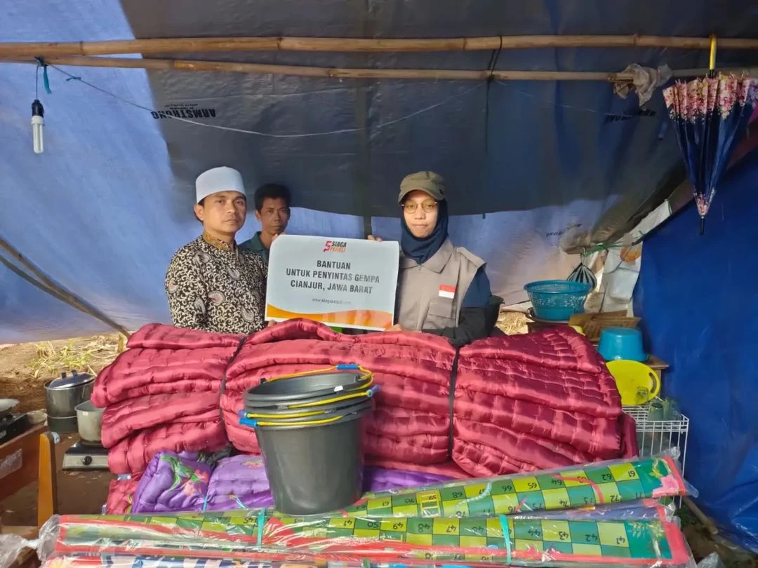 Siaga Peduli Kirimkan Bantuan Kasur, Ember, Tikar dan Kebutuhan Lainnya Untuk Para Penyintas di Kp. Lebak Taat, Ds. Cirumput, Cianjur.