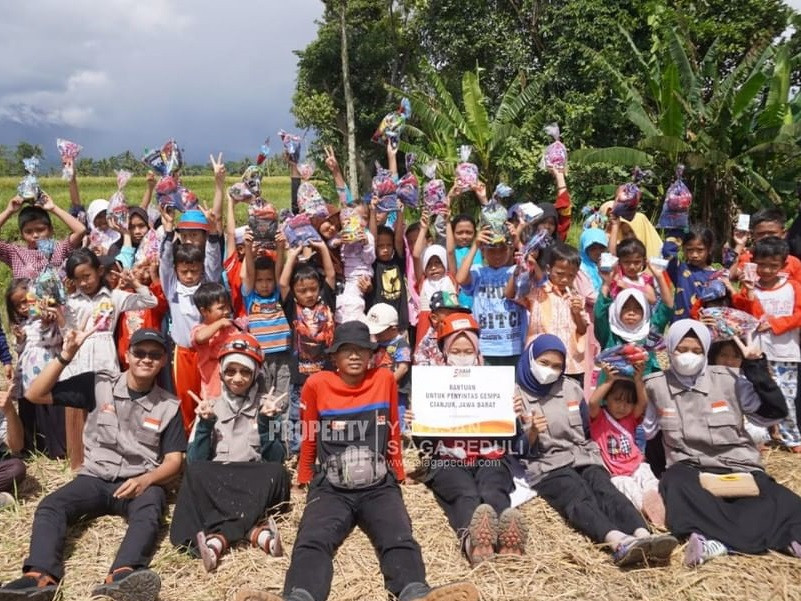 Tim Relawan Siaga Peduli Menghibur Adik-adik di Pasir Angin. Gasol, Kec. Cugenang, Cianjur Dengan Dukungan Psikososial