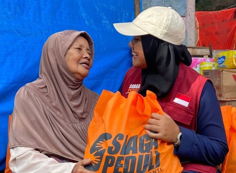 Berbagi Paket Sembako Untuk Penyintas Gempa di Desa Cijoho, Kec. Warung Kondang, Cianjur.