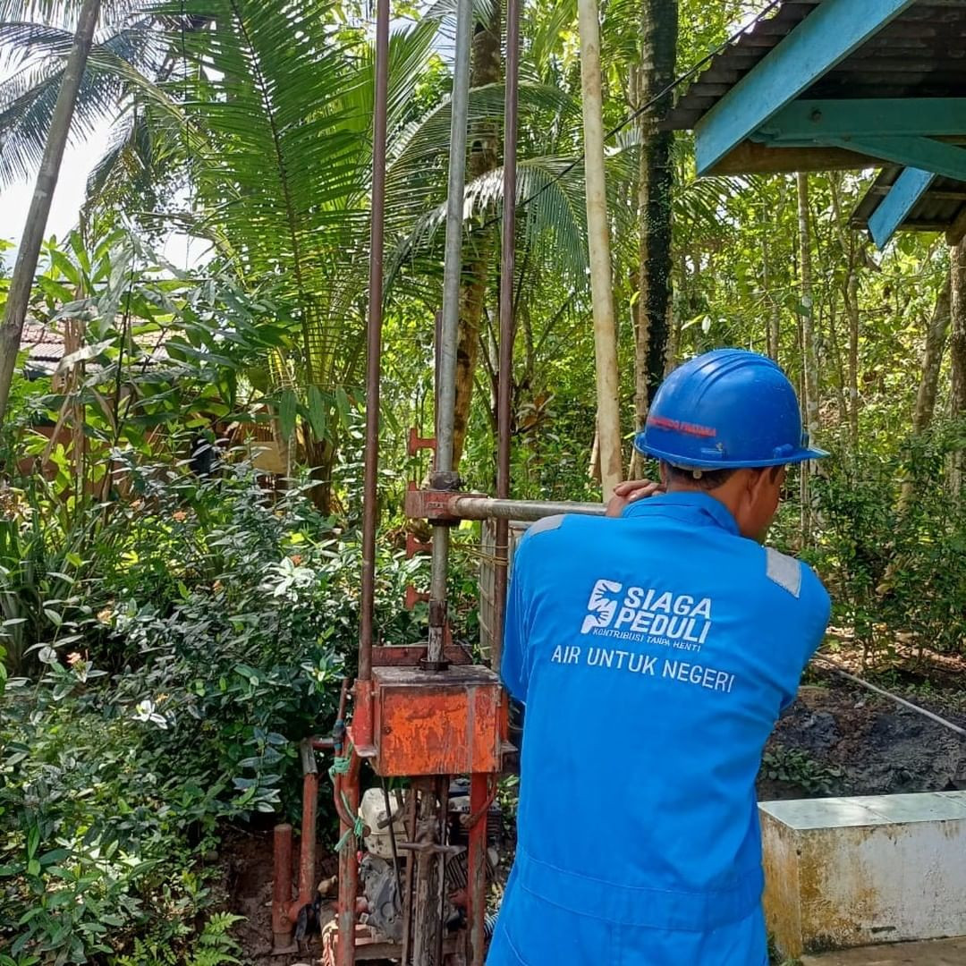Proses Pengeboran Sumur Bor Mushola Bait Birrohim, di Dusun Cibuaya, Desa Muktisari, Cilacap