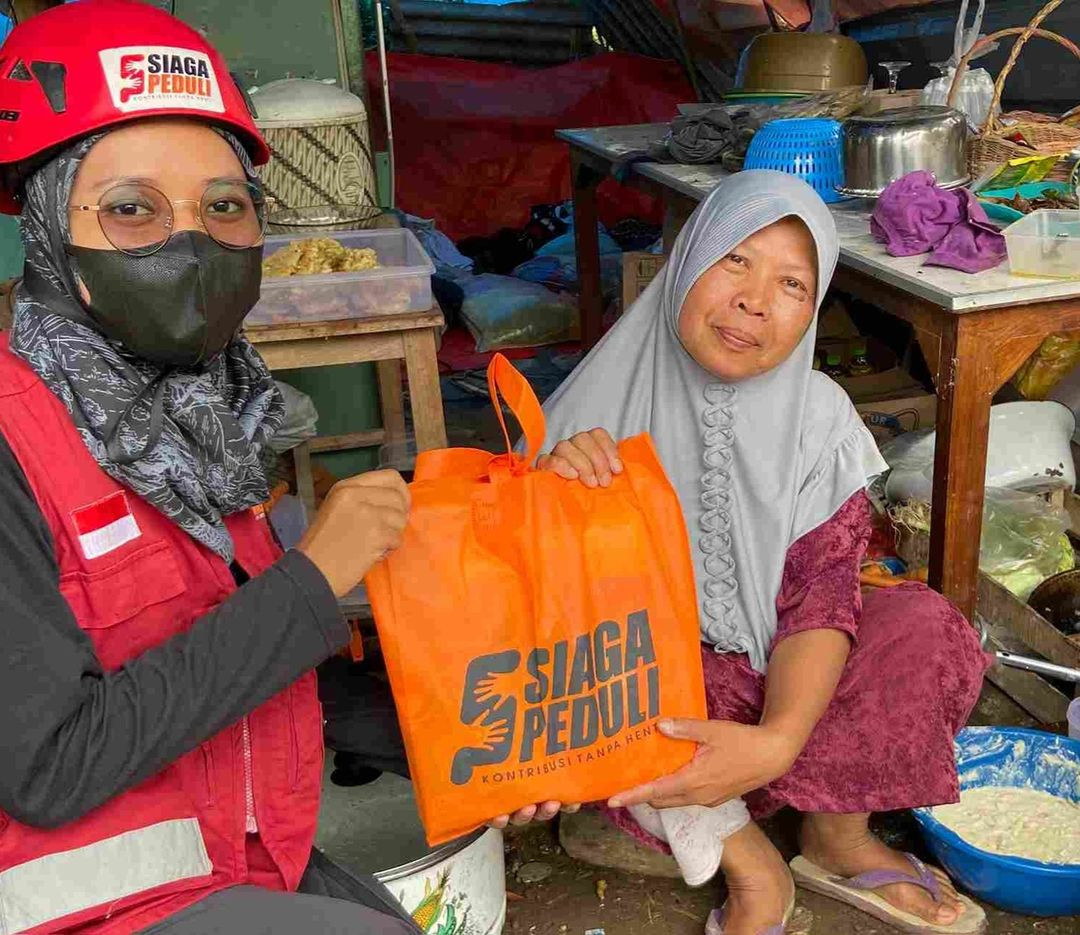 Berbagi Paket Sembako Untuk Penyintas Gempa di Mangun Kerta, Cianjur.