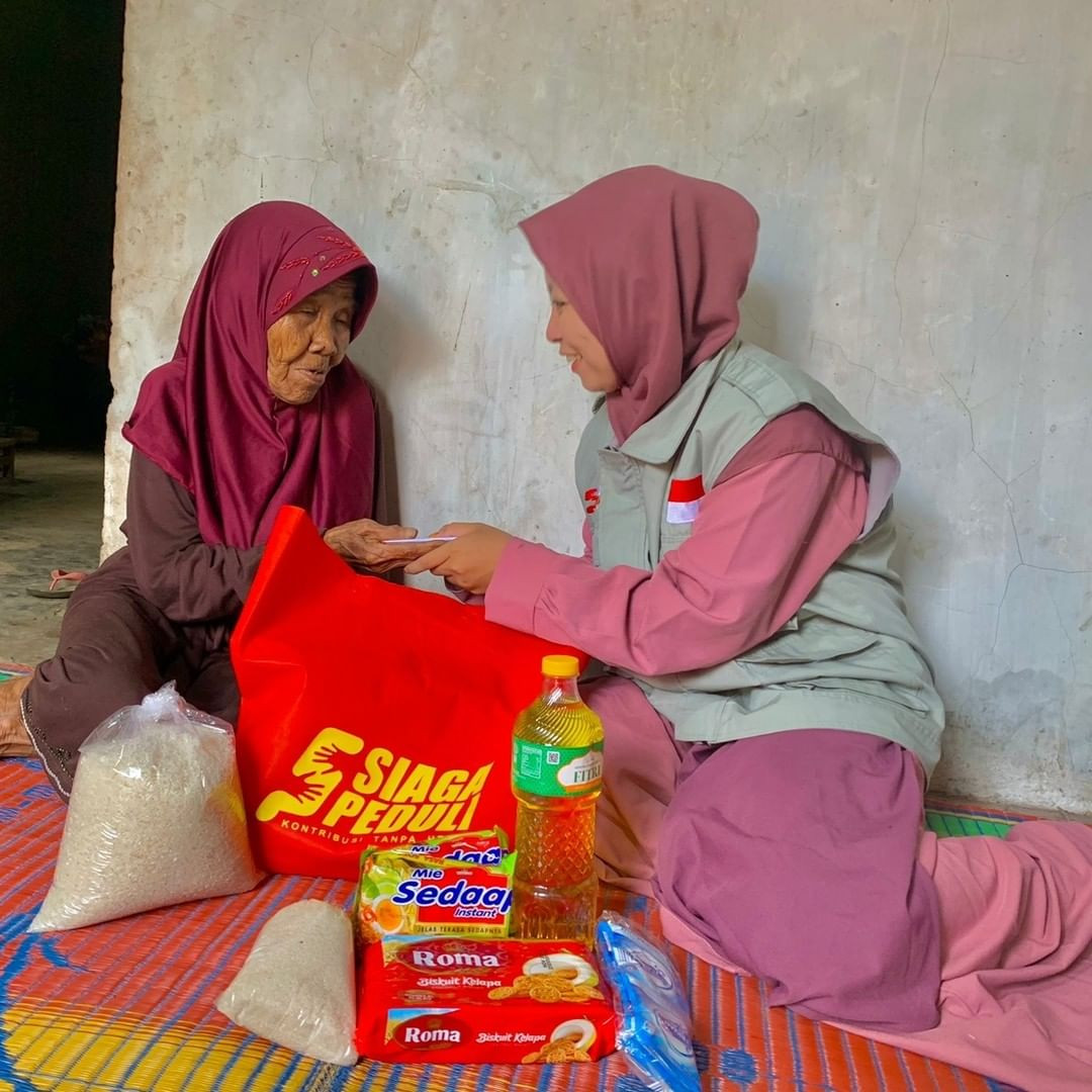 Siaga Peduli Tegal Kirimkan Paket Sembako dan Uang Tunai Untuk Mbah Kasem
