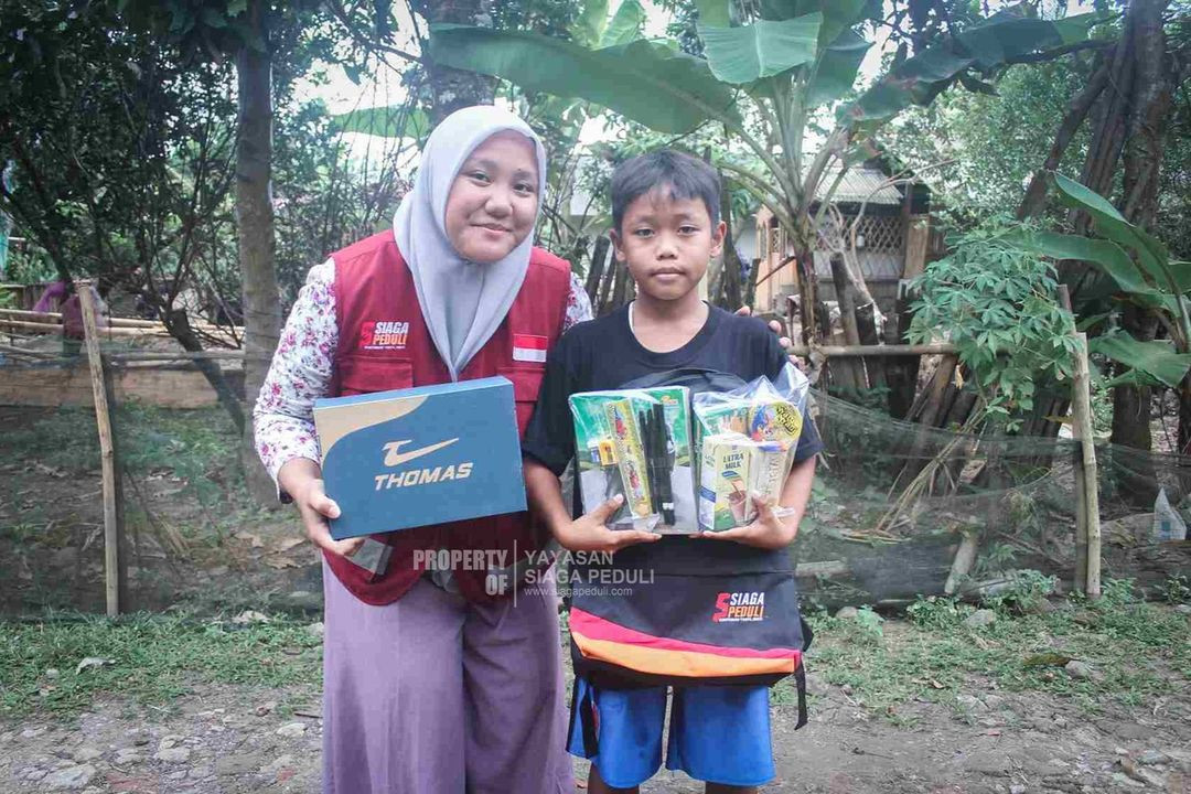 Siaga Peduli Kirimkan Paket Perlengkapan Sekolah dan PMT Untuk Adik Juara (Yatim) di Desa Wringinharjo