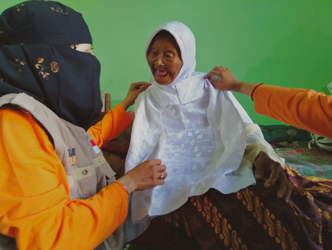 Bantuan Bulanan Untuk Mbah Siti Gong Lansia Sebatangkara di Semarang