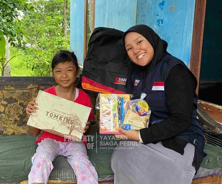 Siaga Peduli Kembali Kirimkan Perlengkapan Sekolah Untuk Adik Juara, Kampung Laut, Cilacap